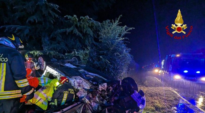 INCIDENTE A SAVIGNANO: SI RIBALTA CON L’AUTO, 55ENNE ESTRATTO DAL VEICOLO DAI POMPIERI