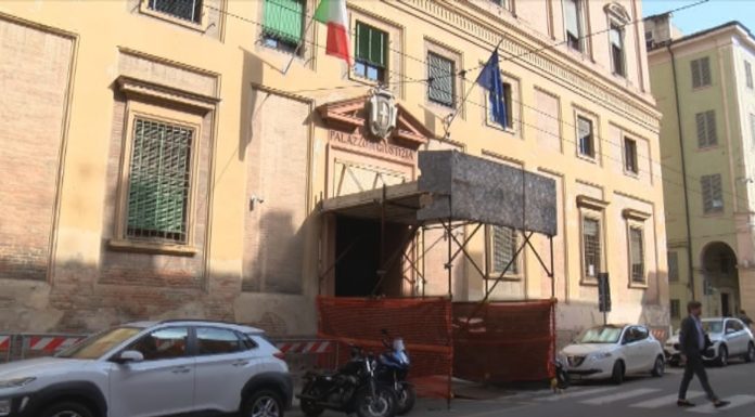 ABUSI SU MINORE, 14ENNE PALPEGGIATO IN UN SEMINTERRATO SPORGE DENUNCIA