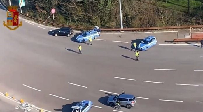 LA POLIZIA DI STATO DI MODENA DENUNCIA UN SOGGETTO RITENUTO PRESTANOME PER ESSERSI INTESTATO FITTIZIAMENTE OLTRE 100 VEICOLI.