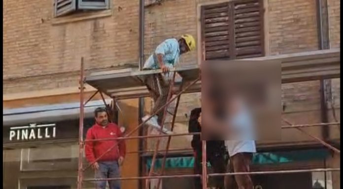 BLOCCA IL CANTIERE, 70ENNE SALE SU UN PONTEGGIO E LO SMONTA. TENSIONE IN VIA SANT’EUFEMIA