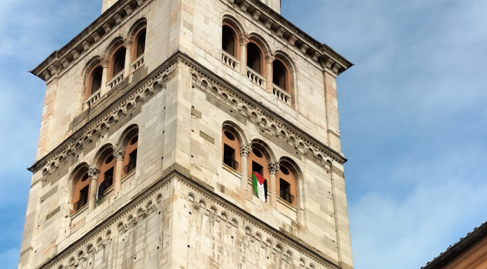 7 OTTOBRE, SULLA GHIRLANDINA COMPARE LA BANDIERA PALESTINESE