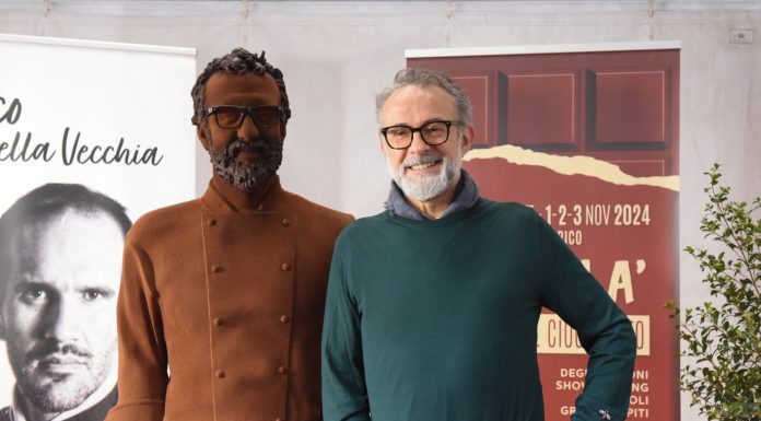 LO CHEF DI CIOCCOLATO, A SCIOCOLA’ SVELATA LA SCULTURA DEDICATA A BOTTURA