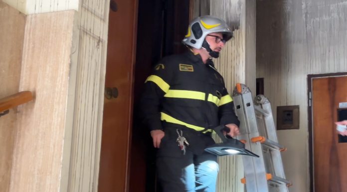 PALAZZO A FUOCO, DUE USTIONATI E DECINE DI EVACUATI IN VIA ANDREOLI
