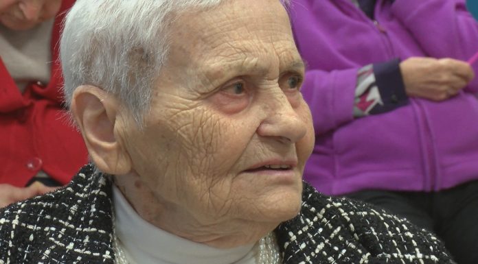 CENTO CANDELINE, IL COMPLEANNO DELLA “STAFFETTA” DINA, TRA RICORDI E RISATE