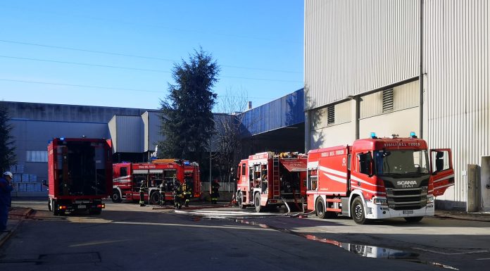 INCENDIO A SASSUOLO, A FUOCO FILTRI E POLVERI. ORE DI LAVORO PER I POMPIERI