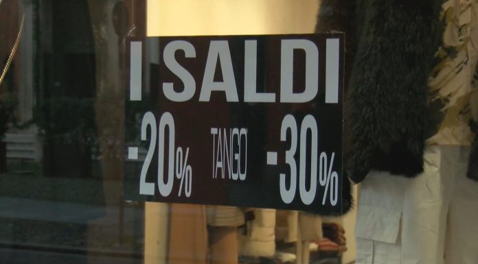 AL VIA I SALDI, OCCASIONI MENO CONVENIENTI MA L’ENTUSIASMO NON MANCA