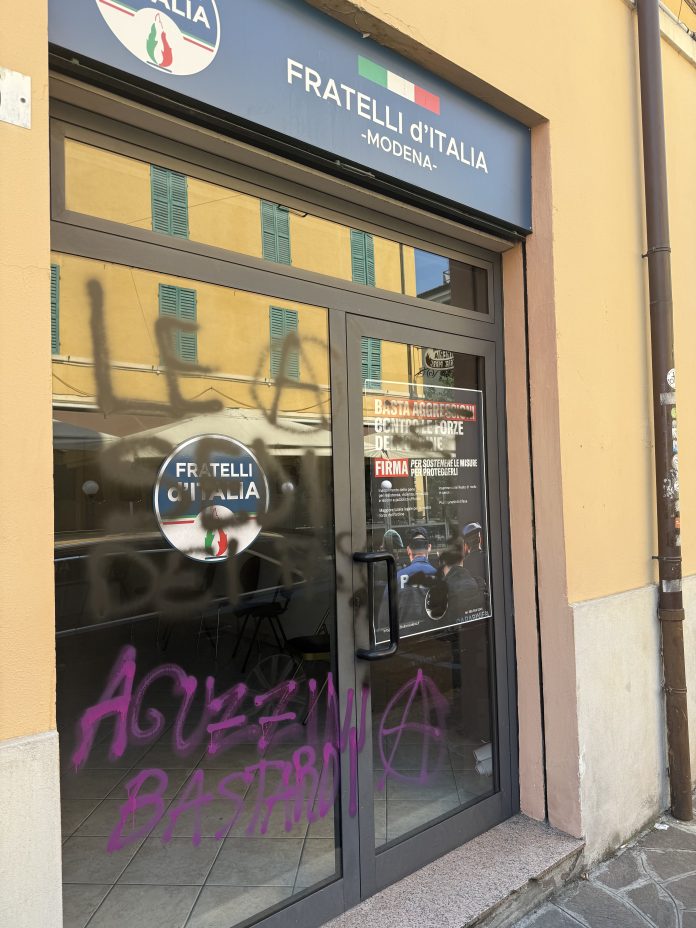 FOTO fdi sede vandalizzata