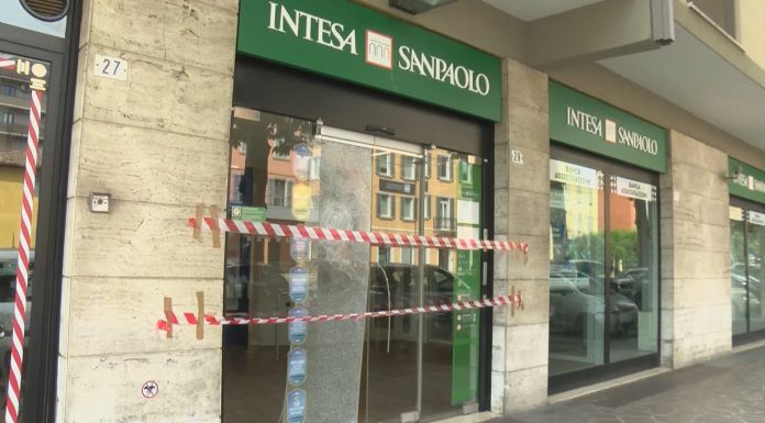 VIA GIARDINI, SASSATE CONTRO LA BANCA, IDENTIFICATO DALLA POLIZIA DI STATO