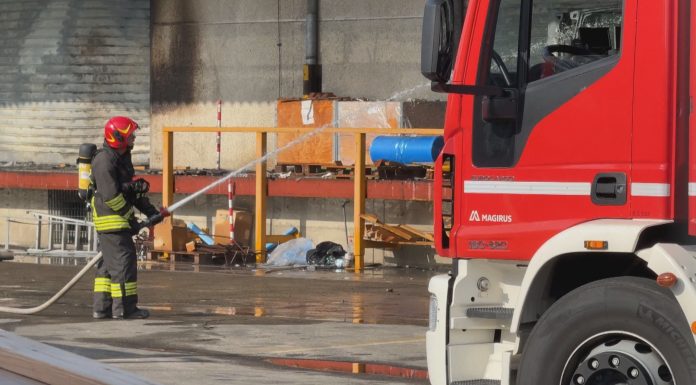 FIAMME E PAURA, LA CORSA CONTRO IL TEMPO PER SALVARE I CAMION