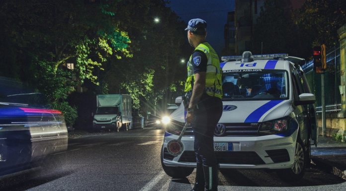 AUTO CONTROMANO IN TANGENZIALE, FERMATA DALLA POLIZIA LOCALE