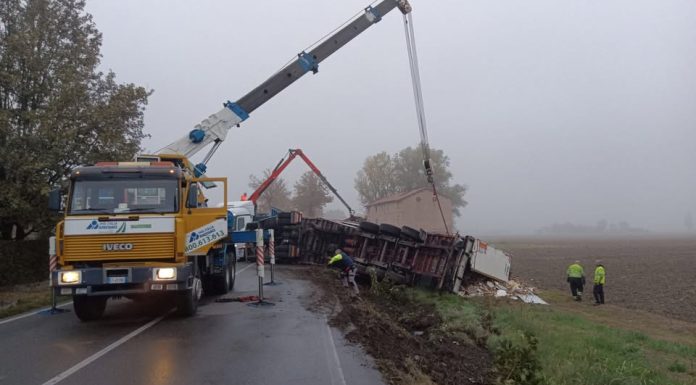 CASTELFRANCO, CAMION RIBALTATO: CHIUSA LA VIA EMILIA