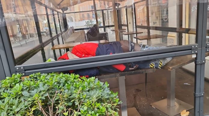 IN CALLE DI LUCA, BIVACCHI E DEGRADO NEI DEHORS DEI LOCALI