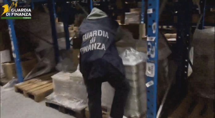 CASCHI CONTRAFFATTI, MAXI SEQUESTRO ANCHE A MODENA