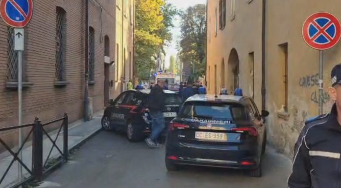 CASTELFRANCO EMILIA, ACCOLTELLA LA MOGLIE E SI BUTTA DAL BALCONE