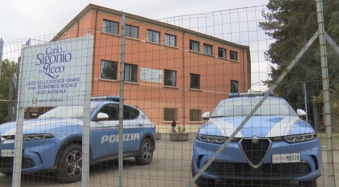 RISSA A SCUOLA, AL LICEO SIGONIO ACCESO DIVERBIO TRA DUE RAGAZZE