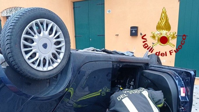 A CAVEZZO, SI SCHIANTA CON L’AUTO NELLA PIAZZA. 43ENNE MUORE SUL COLPO