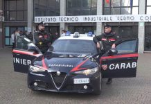 DIECI CONTRO UNO: PESTAGGIO BRUTALE DAVANTI AL FERMI CORNI