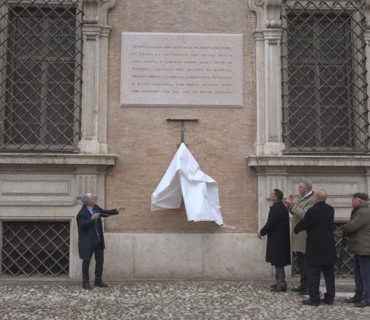 PALAZZO DUCALE, INAUGURATA LA CONTESTATA LAPIDE SULLA CASA D’ESTE