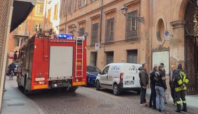 PAURA IN CENTRO, PADELLA A FUOCO IN UN LOCALE, EVACUATO IL MUNICIPIO