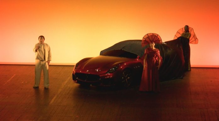 AL TEATRO COMUNALE, LA MECCANICA LIRICA SI TINGE DI ROSSO VELLUTO