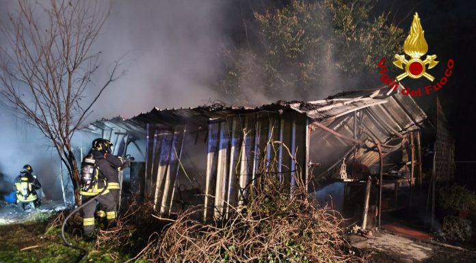 INCENDIO NOVI DI MODENA, SUL POSTO 5 SQUADRE DEI VIGILI DEL FUOCO