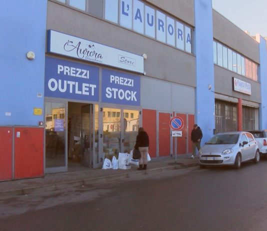 IN VIALE FINZI, CLIENTE MINACCIA E OFFENDE COMMESSA “PERCHÉ DONNA”