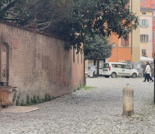 ZONA POMPOSA, PRETE ACCOLTELLATO ALLA GOLA: SI CERCA L’AGGRESSORE