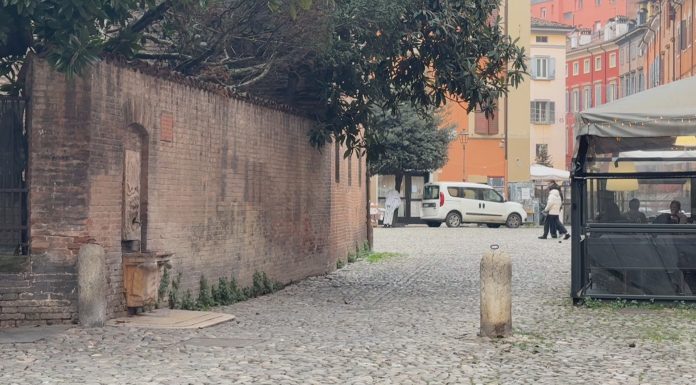 ZONA POMPOSA, PRETE ACCOLTELLATO ALLA GOLA: SI CERCA L’AGGRESSORE