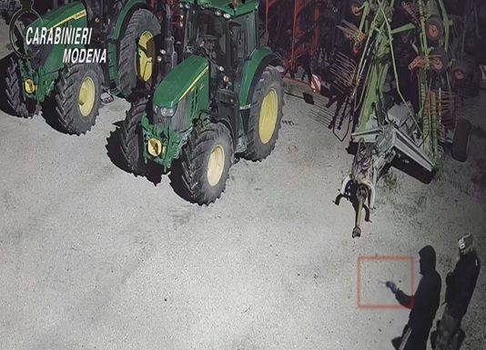 BANDA SPECIALIZZATA IN FURTI DI TRATTORI: ARRESTATI QUATTRO ALBANESI