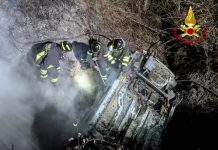 AUTO ESCE DI STRADA E PRENDE FUOCO: SALVI I DUE OCCUPANTI