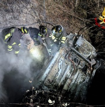 AUTO ESCE DI STRADA E PRENDE FUOCO: SALVI I DUE OCCUPANTI