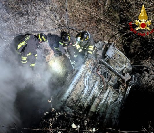 AUTO ESCE DI STRADA E PRENDE FUOCO: SALVI I DUE OCCUPANTI