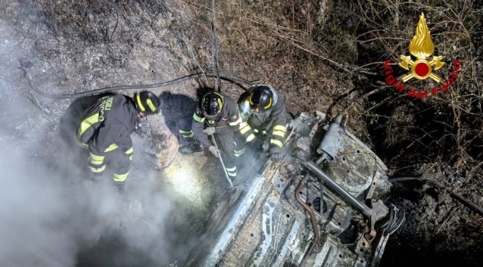 AUTO ESCE DI STRADA E PRENDE FUOCO: SALVI I DUE OCCUPANTI