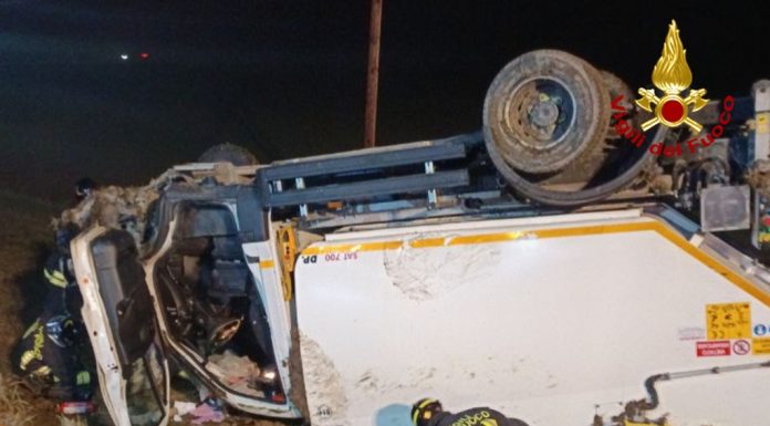 CARPI, INCIDENTE ALL’ALBA. CAMION DI RIFIUTI SI RIBALTA NELLA SCARPATA