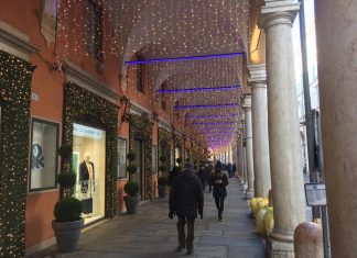 SHOPPING NATALIZIO, VENDITE STABILI CON PIU’ ATTENZIONE ALLE SPESE