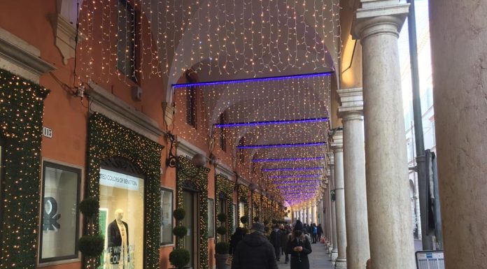SHOPPING NATALIZIO, VENDITE STABILI CON PIU’ ATTENZIONE ALLE SPESE