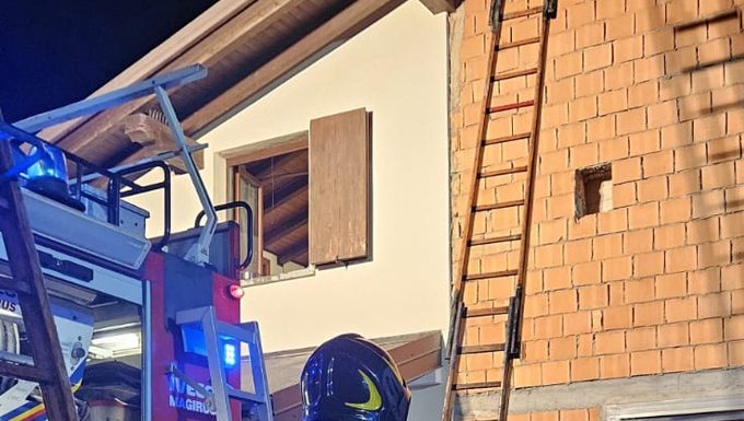 SESTOLA, INCENDIO IN UNA CANNA FUMARIA