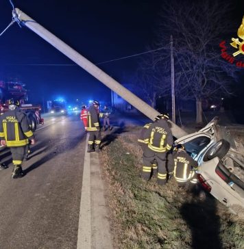 FINISCE FUORI STRADA E ABBATTE UN PALO, GRAVE UN AUTOMOBILISTA