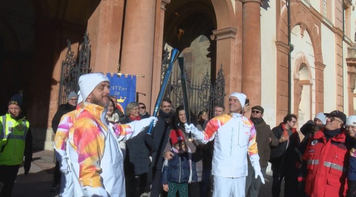 CAROVANA A SASSUOLO, IL SUGGESTIVO PASSAGGIO DAVANTI A PALAZZO DUCALE