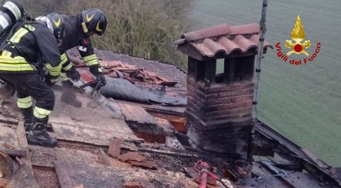 TETTO IN FIAMME, SALVATA L’INTERA STRUTTURA GRAZIE AI VIGILI DEL FUOCO