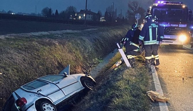 INCIDENTE A SOLIERA: DUE FERITI ESTRATTI DALLE AUTO DAI VIGILI DEL FUOCO