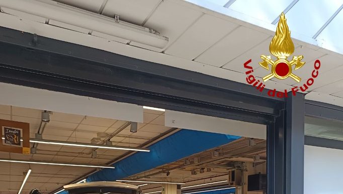 PAURA A CARPI, AUTO SFONDA LA VETRINA DI UN SUPERMERCATO