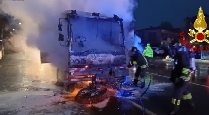 VIGILI DEL FUOCO, A MARANO SUL PANARO MEZZO IN FIAMME