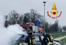 CARPI, AUTO A FUOCO IN VIA CANALVECCHIO. CONDUCENTE ILLESA