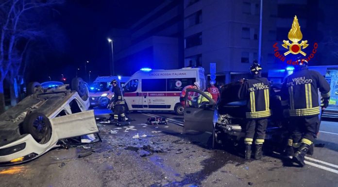 VIALE CIALDINI, INCIDENTE ALL’ALBA: 7 FERITI ESTRATTI DALLE LAMIERE