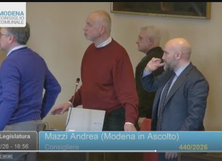 SHOCK IN CONSIGLIO COMUNALE, UOMO ENTRA IN AULA E SI TAGLIA LE VENE