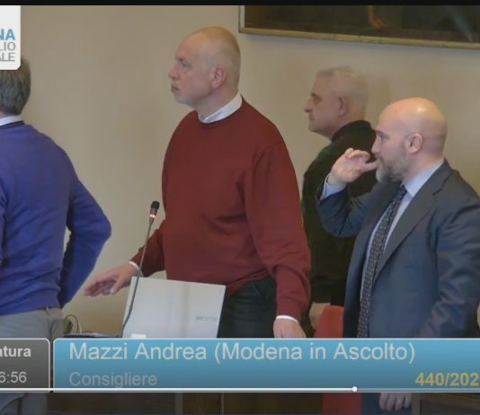 SHOCK IN CONSIGLIO COMUNALE, UOMO ENTRA IN AULA E SI TAGLIA LE VENE