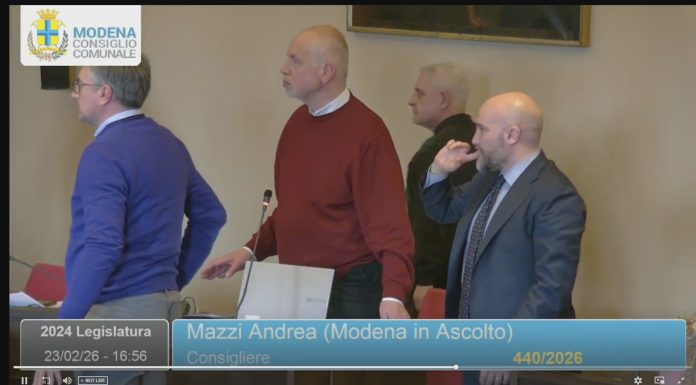 SHOCK IN CONSIGLIO COMUNALE, UOMO ENTRA IN AULA E SI TAGLIA LE VENE