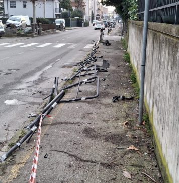 INCIDENTE IN VIA PASCOLI, DANNEGGIATA LA PISTA CICLABILE