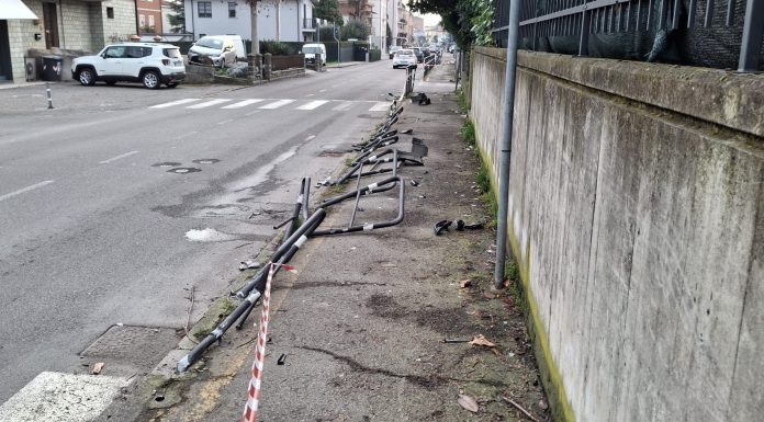 INCIDENTE IN VIA PASCOLI, DANNEGGIATA LA PISTA CICLABILE